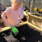 kids-planting-gardening