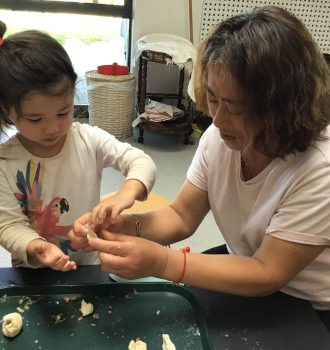 Tamariki-whānau-making-dumplings