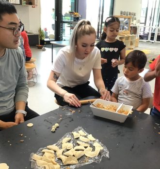 whānau-Tamariki-making-dumplings